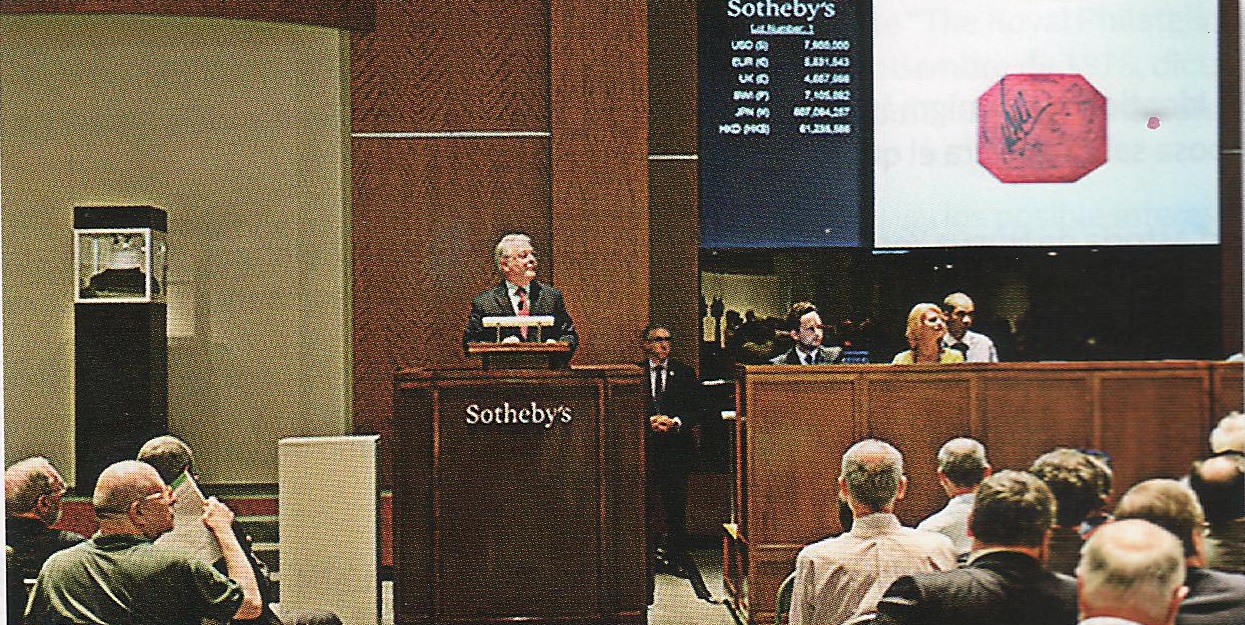 Subasta del "Centavo magenta" Foto de la subasta Sotheby´s publicada por "The Economist"